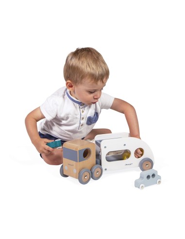 Camión de madera transportador de coches con 3 vehículos