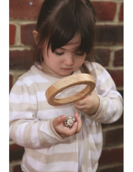 Lupa de mano de madera