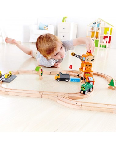 Grúa grande de madera con camión