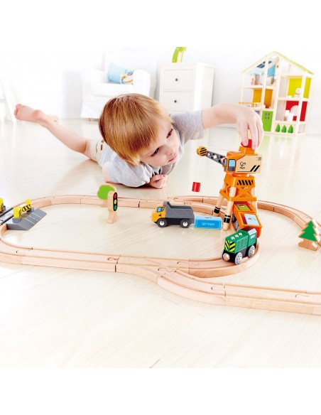 Grúa grande de madera con camión