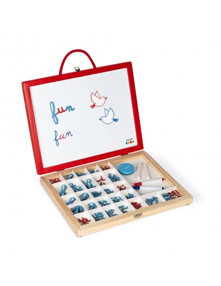 Maletín de madera con letras cursivas