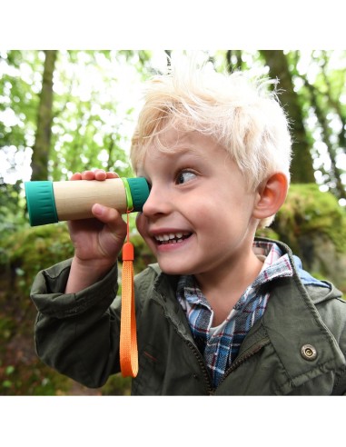 Telescopio de madera para explorar la naturaleza