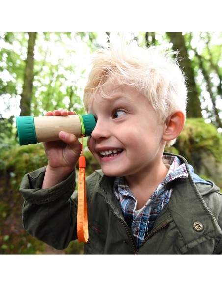 Telescopio de madera para explorar la naturaleza